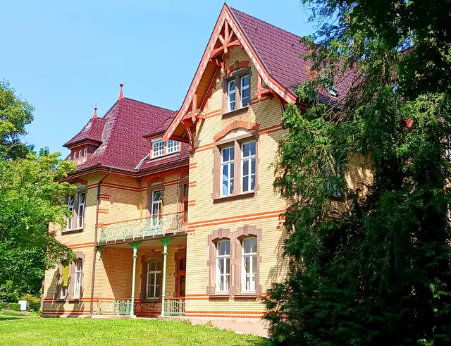 Auf dem Gelände sind einige dieser sehr schönen denkmalgeschützten historischen Gebäude zu sehen. Hier mit einem filigranen Balkon- und Terrassengeländer versehen. Alleine die Giebel sind richtige Hingucker.  | Foto: sigischlottke