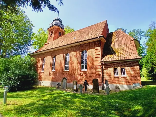 Die wunderschöne Backsteinkirche mit alten Grabsteinen vom kleinen Parkfriedhof.  | Foto: sigischlottke