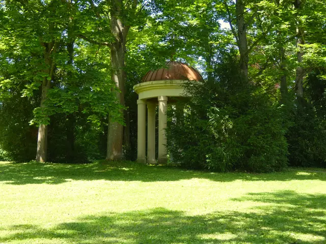 Der kleine Monopteros, etwas versteckt und geschützt inmitten der Bäume. | Foto: sigischlottke