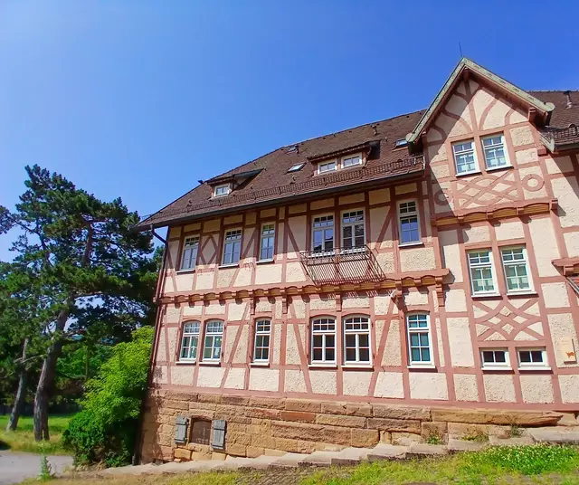 Das ehemalige Gutshofgebäude - ein wunderschöner Fachwerkbau - wird heutzutage für Therapien genutzt. Kunst- und Musiktherapie sind hier zu finden.  | Foto: sigischlottke
