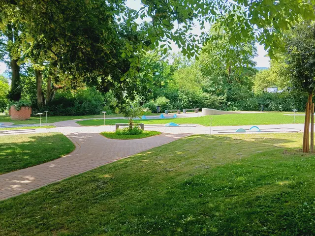 Beim Café "Auszeit" gibt es eine Minigolfanlage.  | Foto: sigischlottke