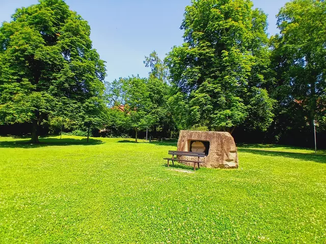 Der Gedenkstein für die Opfer während der nationalsozialistischen Gewaltherrschaft liegt weithin sichtbar mitten im Park.  | Foto: sigischlottke