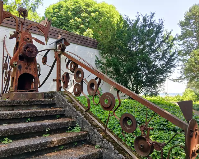 Hinter der Kirche wird ein Gebäude für Kunsttherapie genutzt. Hier das künstlerisch gestaltete Treppengeländer.  | Foto: sigischlottke