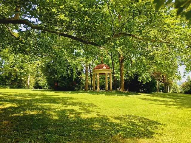 Der kleine Monopteros mitten im Parkfriedhof ist wunderschön.  | Foto: sigischlottke