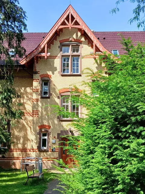 Hier die Eingangsseite. Alle dieser Häuser liegen inmitten des schönen Parks, umgeben von Grün und alten Bäumen.  | Foto: sigischlottke