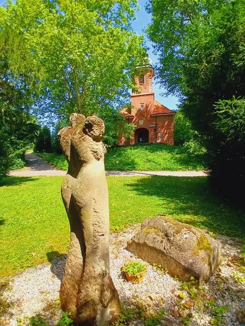 Statue auf dem Weg zur Kirche.  | Foto: sigischlottke