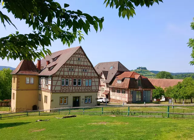 Die sehr schönen Fachwerkgebäude des ehemaligen Schlösschens und Gutshofs unterhalb des Tiergeheges - dem beliebten Streichelzoo.
Im Hintergrund thront Burg Weinsberg auf dem Hügel.  | Foto: sigischlottke