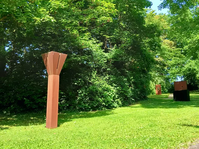 Im kleinen Parkfriedhof finden sich Skulpturen des Künstlers Michael Hieronymus.  | Foto: sigischlottke