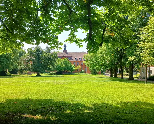 Auf dem Weg zum Café "Auszeit" ein schöner Blick auf den mittleren Park mit der Verwaltung.  | Foto: sigischlottke