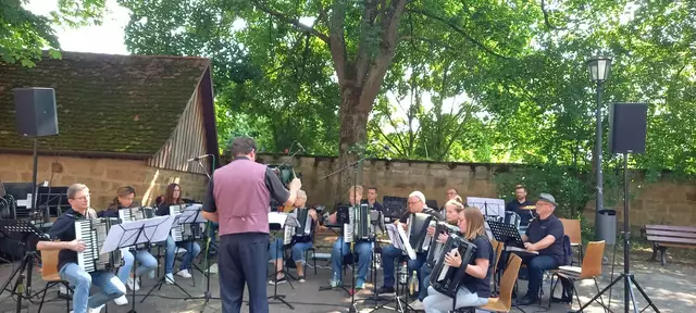 1. Orchester der Accordeon-Freunde Kraichgau mit ihrem Dirigenten Daniel Hennigs im historischen Amthof Oberderdingen | Foto: Pia Abel