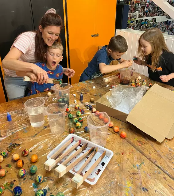 Hunderte Holzkugeln werden bemalt. | Foto: Manuel Wiech Kolping Neckarsulm