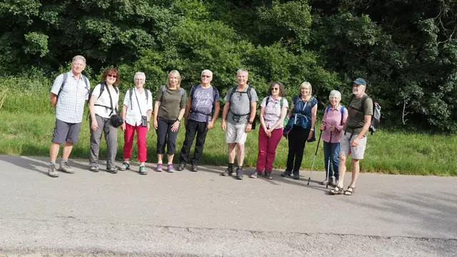 Gut gelaunt starten die 10 Wanderer. | Foto: Rainer Göser 