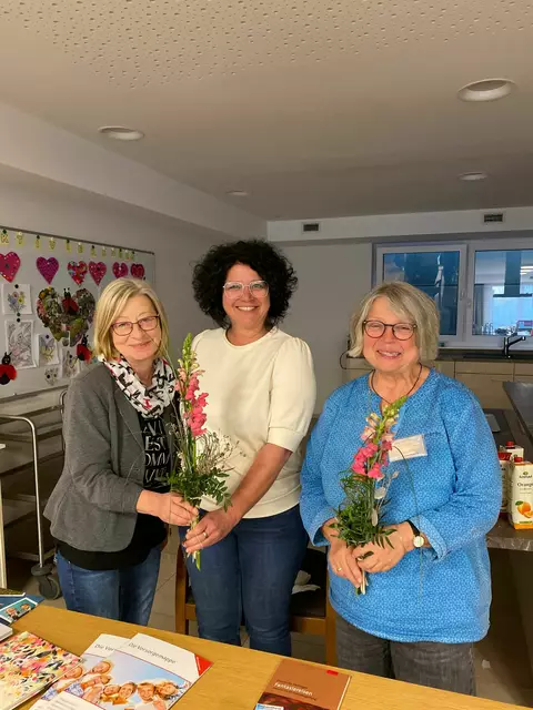 Von links: Martina Suchocki (ASB) bedankt sich bei Tanja Gabel und Ute Schwarz vom Ökumenischen Hospizdienst Region Öhringen e.V. nach dem Letzte-Hilfe-Kurs in der ASB-Tagespflege. | Foto: ASB Region Heilbronn-Franken