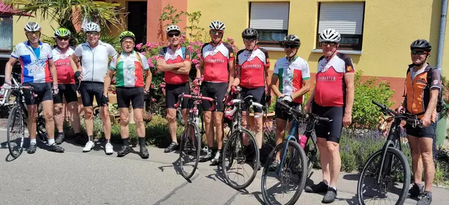 Radsportgruppe von SV Leingarten vor einem Bunten Haus in Altersberg | Foto: Urheberrecht von Willi Frasch für Foto und Haus