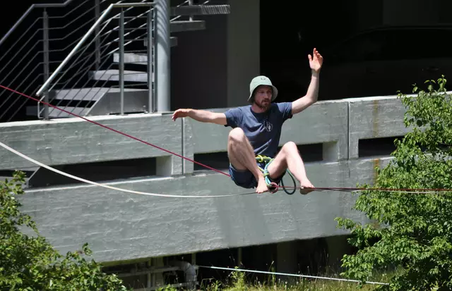 Ein Stück weiter am Neckar wird versucht über die Slackline den Neckar zu queren. | Foto: Daniela Somers