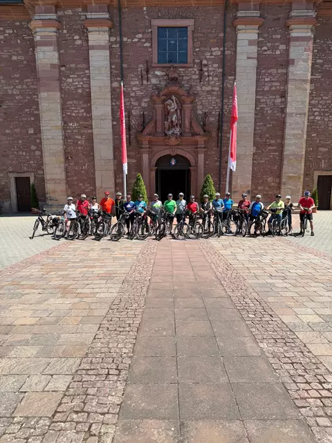 Die Radlergruppe aus Eberstal und Umgebung vor dem Eingang der Wallfahrtsbasilika "Zum Heiligen Blut", St. Georg in Walldürn | Foto: Richard Vogel