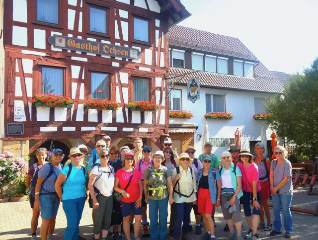 Gruppenbild der Wanderer der Aktivgruppe Talheim vor dem Geburtshaus der "Seherin von Prevorst." | Foto: Isolde Reitz