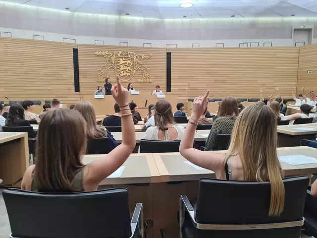 Die neunten Klassen des HGE besuchten den Landtag in Stuttgart. | Foto: Alan Götz
