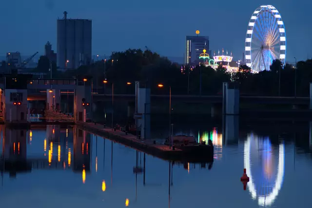 Das Volksfest spiegelt sich im Neckar... | Foto: Birte Herrmann
