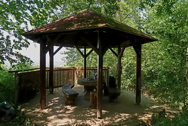 Steinerner Tisch, auf dem Wanderweg, Richtung, Weinsberger Sattel.  | Foto: Eduard Warenik