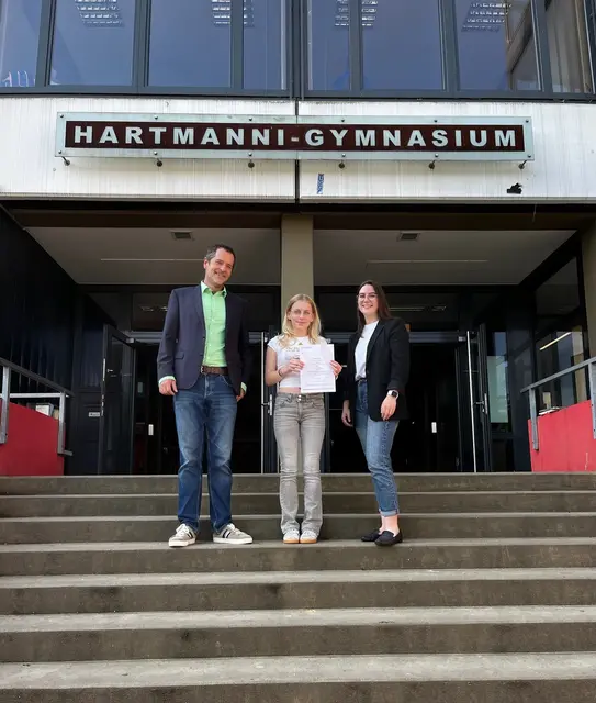 Schulleiter Ulrich Müller und Englischlehrerin Tamara Schmitt gratulierten Hannah Langner zu ihrem großartigen Erfolg beim Bundeswettbewerb Fremdsprachen. | Foto: Tamara Schmitt