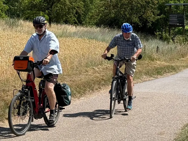 Winfried Schock mit Motor, Paul Müller (rechts) ohne Motor (!) - Man sieht es in den Gesichtern | Foto: E. Rosendorf