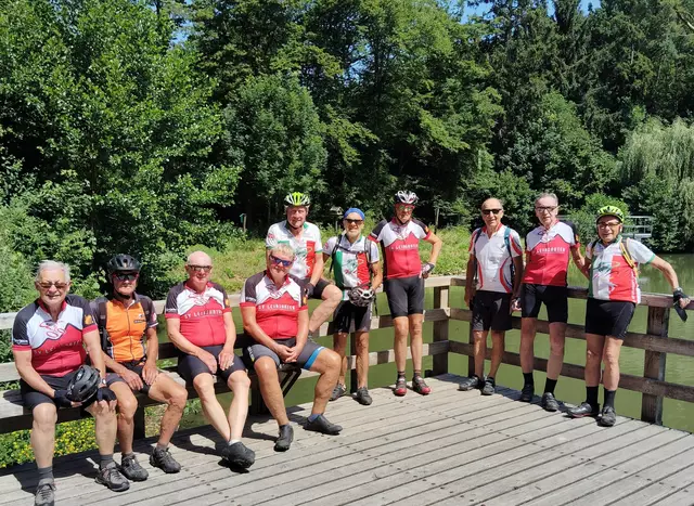 60+ Racer Radsportler vom SV Leingarten auf der Holzterrasse des Jägersees | Foto: Urheberbild von Willi Frasch