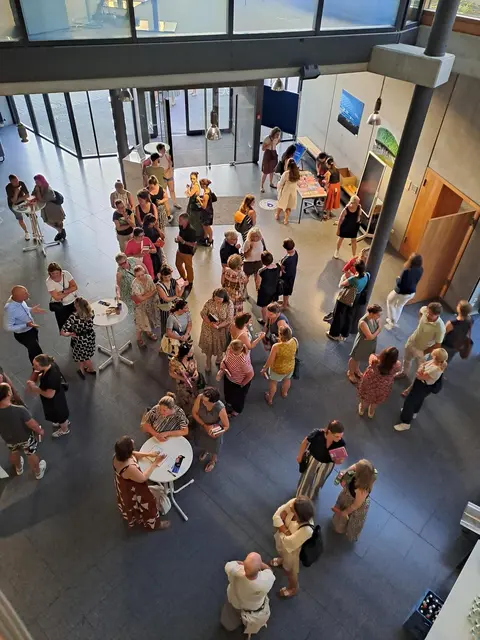 "Signier-Schlange" nach der Lesung | Foto: Sarah Peters