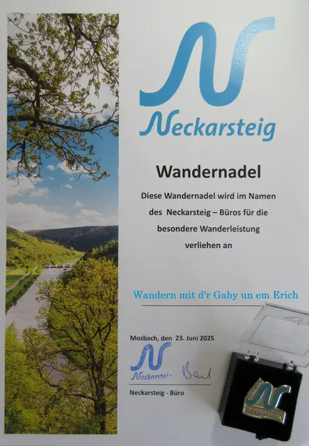 Wie auch die Auszeichnung für die Römerwege im Odenwald, macht die Wandernadel NECKARSTEIG echt was her. | Foto: WandernGabyErich