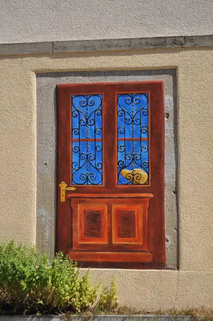Diese Haustür sieht fast echt aus. Ist aber nur aufgemalt. Gesehen in Gemmingen. | Foto: Daniela Somers