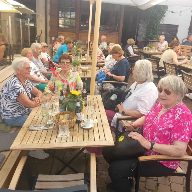 Hier lässt es sich gut sitzen - eine Terrasse am Marktplatz. | Foto: bekannt