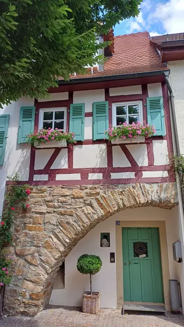 Die zauberhaften Häuschen wurden an der alten Stadtmauer sogar auf den Wehrgängen gebaut! | Foto: Foto privat