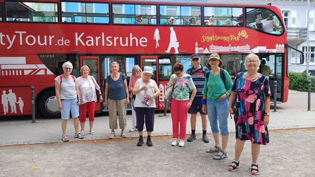 Am  Schlossplatz in Durlach wieder Boden unter den Füßen und die Erkundungstour zu Fuß kann starten. | Foto: Foto privat
