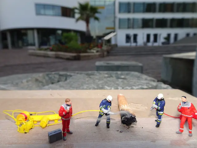 „Feuerwehreinsatz“ wegen einer brennenden Zigarettenkippe vor dem Rathaus!? | Foto: Klaus Ries-Müller