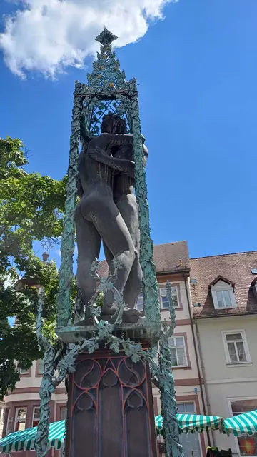 Der Liebesbrunnen vor dem Rathaus hat am Brunnenrand lustiges Treiben von Kaninchen und Co verewigt, hier dezent ausgeblendet. | Foto: Foto privat
