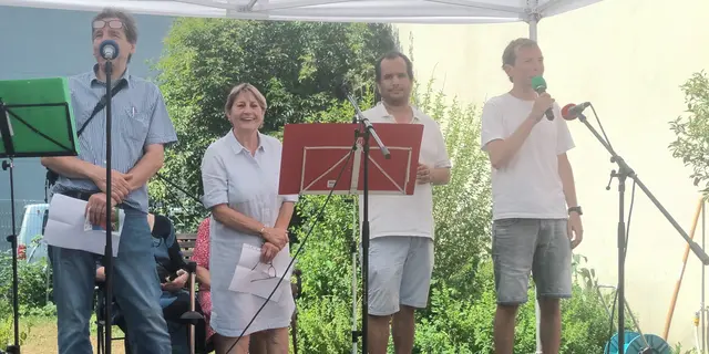 Das Arbeiterbildungszentrum (ABZ) in Stuttgart-Untertürkheim wurde vor 25 Jahren im Gebäude einer früheren Glasfabrik gebaut. Es enthält neben einem Kultursaal und Gästezimmern auch die Büros der Landesleitung Baden-Württemberg der MLPD. Bild: Begrüßung durch die Gastgeber. | Foto: MLPD