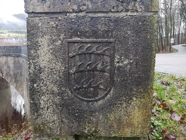 Kocherstetten gehörte seit 1806 zum Königreich Württemberg (1806 - 1918). Darauf verweist das Stammwappen des Hauses Württemberg mit drei übereinander liegenden Hirschstangen, das vermutlich 1955 am rechten Brückenende ortsauswärts angebracht wurde. Unter dem Wappen ist die Jahreszahl 1955 zu erkennen.  | Foto: eigene Aufnahme