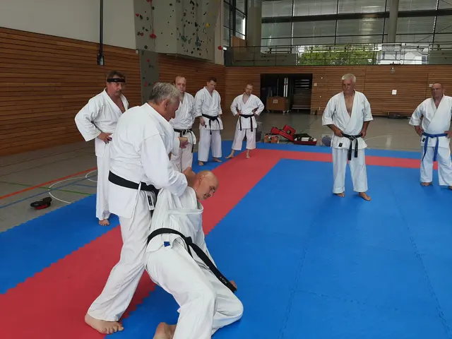 Jürgen Antritter (mit „Angreifer“ Jens Haar) in seinem Element: Klassische Selbstverteidigung | Foto: Karateverein Eppingen