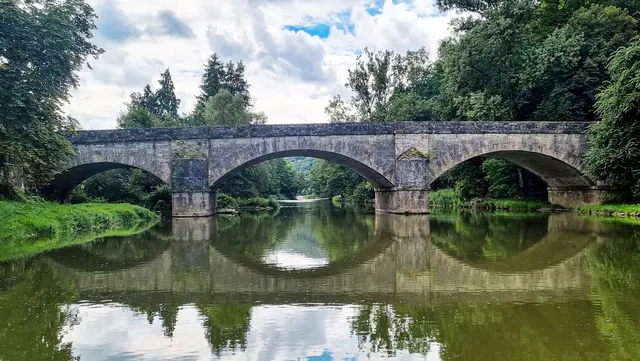 Für dieses Foto habe ich meinen Besuch "ins Wasser geschickt", mit dem Auftrag, ein Foto genau von der Mitte des Kochers aus aufzunehmen. Das gelungene Ergebnis zeigt deutlich, dass die drei Bögen der Brücke unterschiedlich lang sind - was wiederum mit dem Brückenbauplan des Haller Kreis- und Salinenbaumeisters Carl Stock von 1831 übereinstimmt.  | Foto: Marcello Di Girolamo