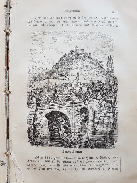 Das beliebte Motiv ist schon in der Beschreibung des Oberamtes Künzelsau von 1883 zu finden. Die Linde, die auf dem Foto von Erwin Weigend die Sicht etwas versperrt, wurde 1955 anlässlich der Einweihung der dritten Brücke (!!!) gepflanzt. Die Oberamtsbeschreibung kann man im Internet finden und vollständig aufrufen. | Foto: Beschreibung des Oberamtes Künzelsau, 1883, S. 639, gemeinfrei