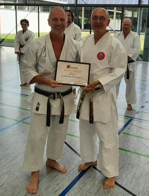 Christian Schollenberger (rechts) überreicht Matthias Schäfer eine Ehrenurkunde zum 50-jährigen Bestehen des Karatevereins Eppingen | Foto: Karateverein Eppingen