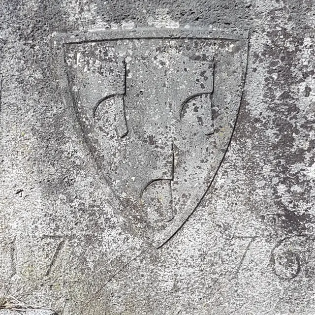 Das Wappen, darunter die Jahreszahl 1776, weist auf die Erbauung der ursprünglichen Brücke hin, wurde aber sehr wahrscheinlich erst beim Bau der dritten Brücke angebracht. Die drei fränkischen Streitbeile sind sowohl im Wappen der traditionsreichen Familie von Stetten als auch im Wappen der bis 1972 selbstständigen Gemeinde Kocherstetten, danach Stadtteil von Künzelsau, enthalten.  | Foto: eigene Aufnahme