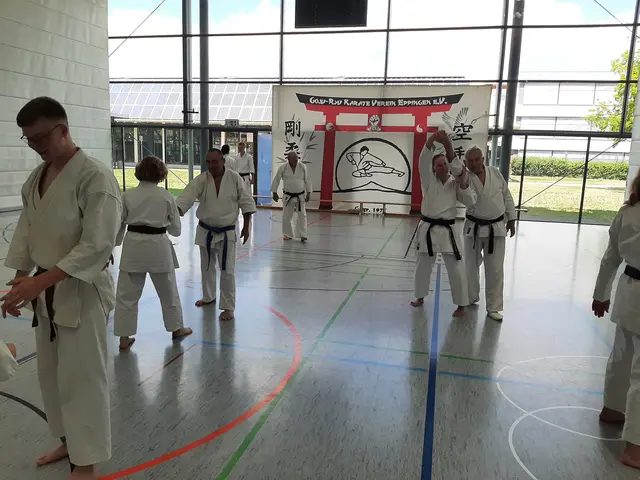 Etelka Richarz und Jürgen Antritter beim „Hebelkampf“ aus der Kata Seeinchin in der Trainingseinheit von Martin Göttle (Mitte) | Foto: Karateverein Eppingen