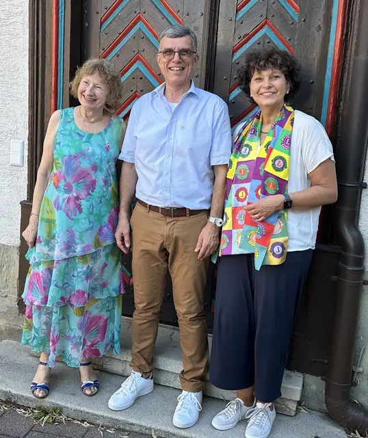 Ilonka Gaillac, Präsidentin Lions Club Straßburg-Kochersberg (links), Joachim Schmutz, Präsident Lions Club Bottwartal (Mitte), Simone Hersacher-Fröscher, Past-Präsidentin Lions Club Bottwartal (rechts), beim Präsidentenwechsel in Hebsack.  | Foto: Lions Club Bottwartal