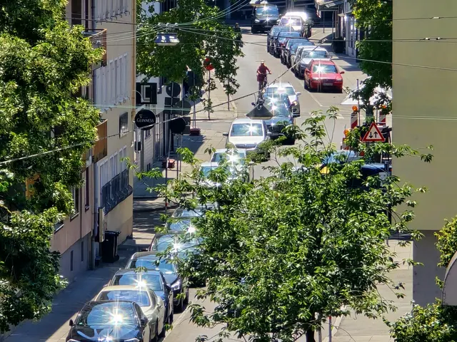 In der Lammgasse, in der Heilbronner Innenstadt, knallt die hochstehende Sonne auf die Fahrzeuge. | Foto: Heidrun Rosenberger