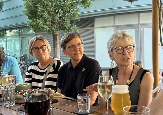 GRÜNER Stammtisch mit Ulrike Morschheuser (Stadträtin), Viviane Kalisch (Vorstand GRÜNE OV), Ulrike Klein ("Omas gegen Rechts")(v.links) | Foto: Holger Kimmerle