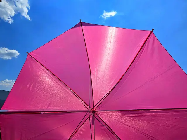 Selbst durch meinen Sonnenschirm dringen die Sonnenstrahlen hindurch. | Foto: Heidrun Rosenberger