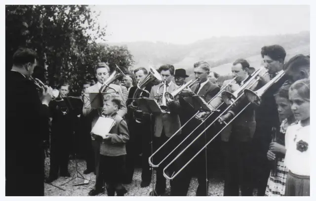 Ein Notenständer war zu wenig gerichtet worden, doch Willi Braun, Rektor und Gründer des Posaunenchors Kocherstetten (1953) löste das kleine Problem - der lebendige Notenständer erfüllte seinen ehrenvollen Auftrag mit Stolz | Foto: Sammlung Reinhold Bader
