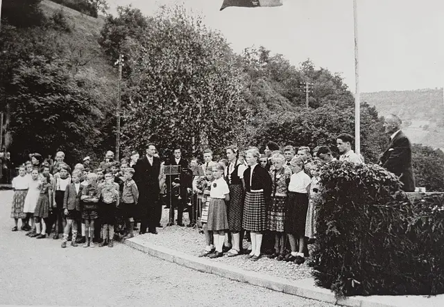 Die Redebeiträge, hier ist Bürgermeister Karl Dauner rechts im Bild zu sehen, wurden von Schulchor, Flötengruppe und Posaunenchor unter Leitung von Rektor Willi Braun musikalisch umrahmt ... | Foto: Sammlung Lore Kirchdörfer