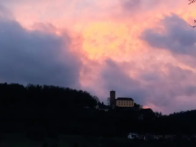Feurige Wolken tauchen Burg Guttenberg ins letzte Tageslicht.  | Foto: Sigrid Schlottke